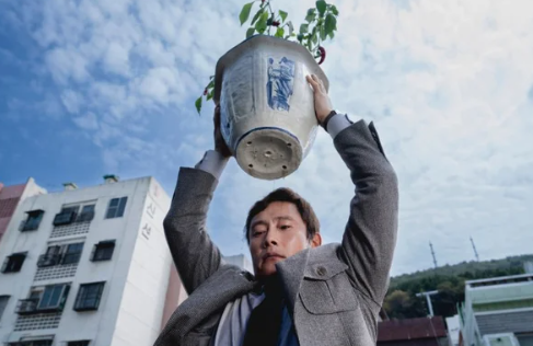 영화 어쩔 수가 없다 원작 결말, 자본주의 아이러니가 만든 비극 3